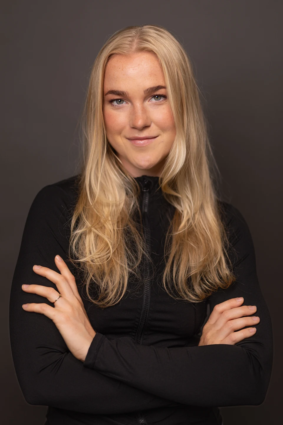 Kristine Saxe Grødal smiler med armene i kors.